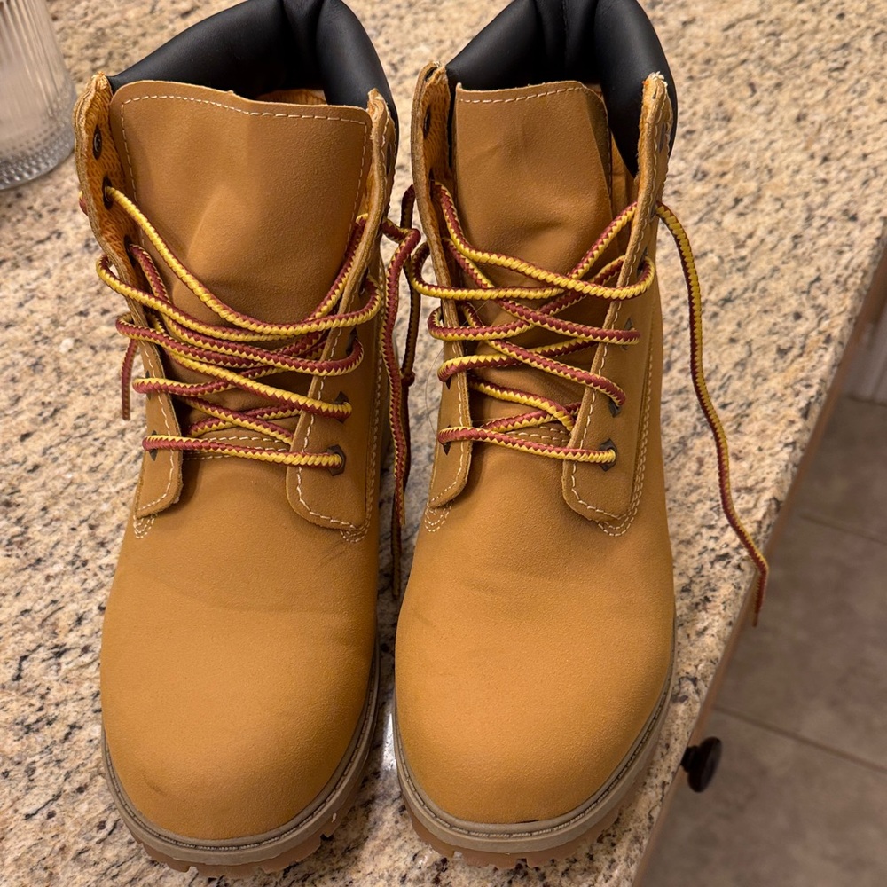 Ozark Trail Tan Men's Boots. 9 1/2